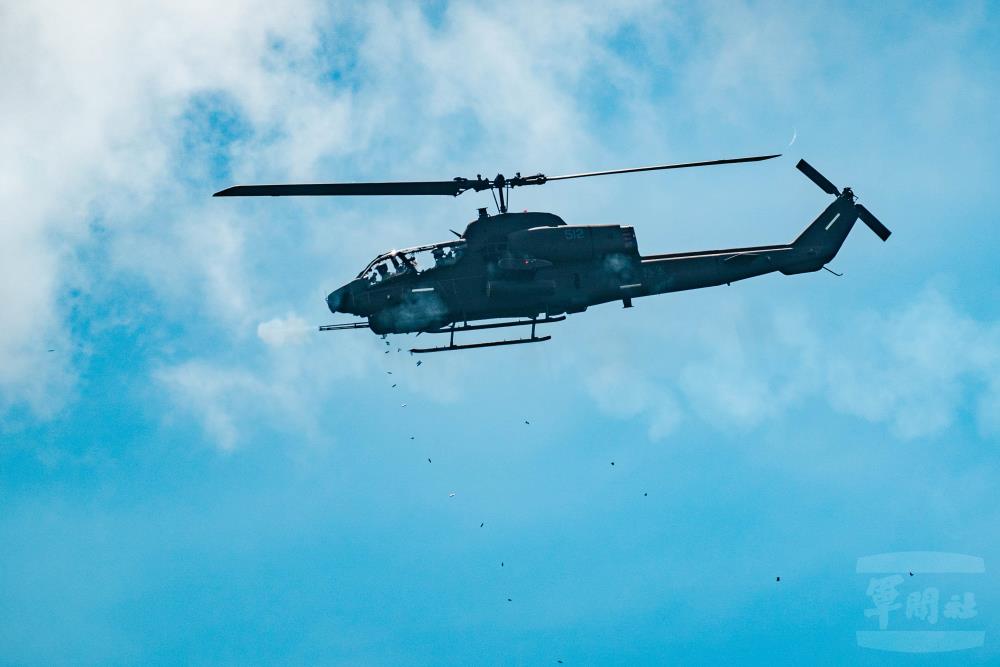 AH-1W攻擊直升機以20機砲向敵方主力部隊發起攻擊。（軍聞社記者林庭暉攝）