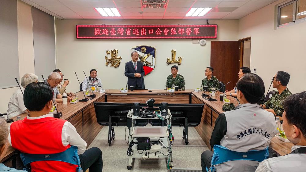 王理事長致詞感謝國軍官兵保家衛國。（軍人之友社提供）