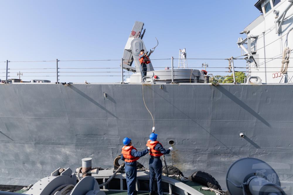 帶纜作業要在短時間內將纜繩順利帶上。（軍聞社記者吳柏融攝）
