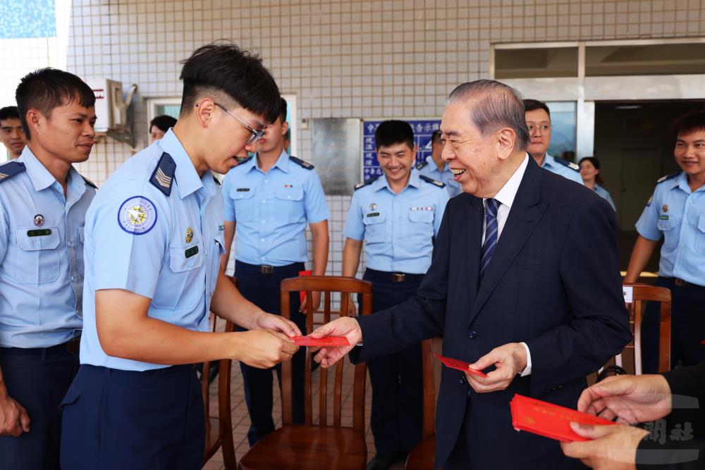 李榮譽理事長逐一致贈紀念品,親切問候官兵。(青年日報記者劉宸瑋攝) 李榮譽理事長逐一致贈紀念品,親切問候官兵。(青年日報記者劉宸瑋攝)