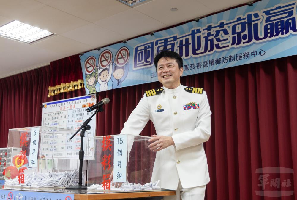 曾處長抽出戒治15個月組第一獎得獎者。（軍聞社記者吳柏融攝）