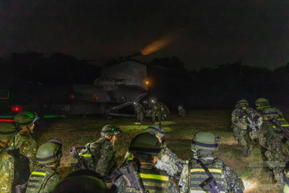 官兵夜間自CH-47SD運輸直升機搬運彈藥下機。（軍聞社記者林澤廷攝）