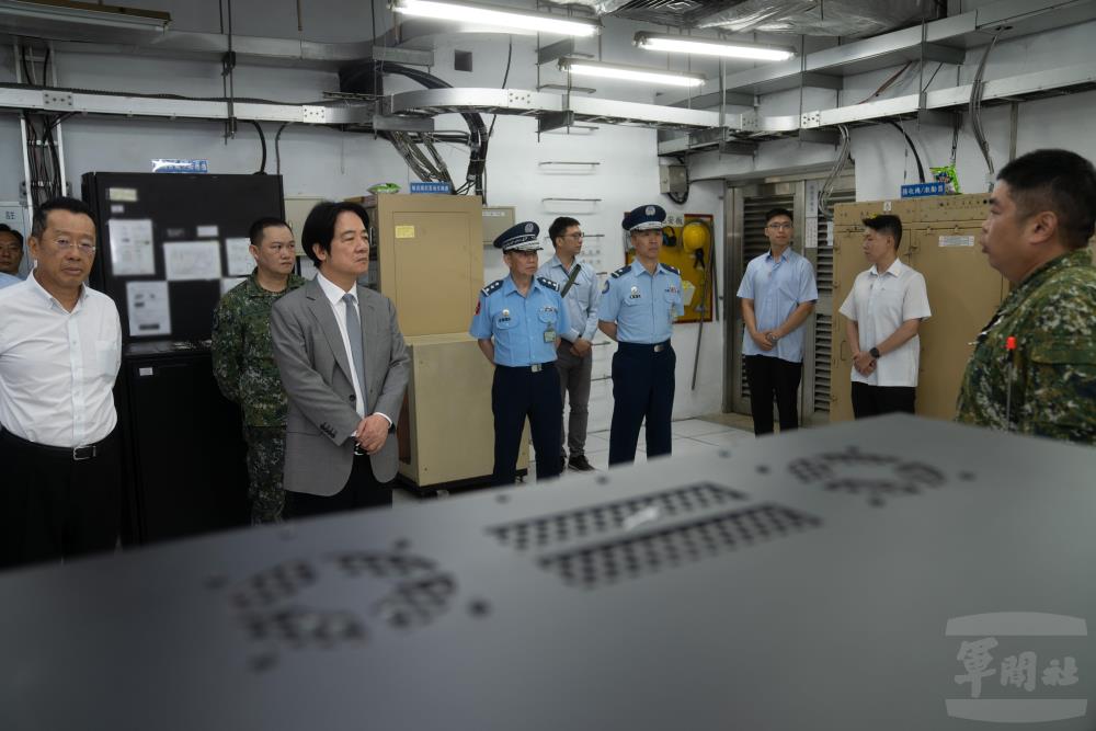 賴總統聽取工作簡報。（軍聞社記者文仁攝）