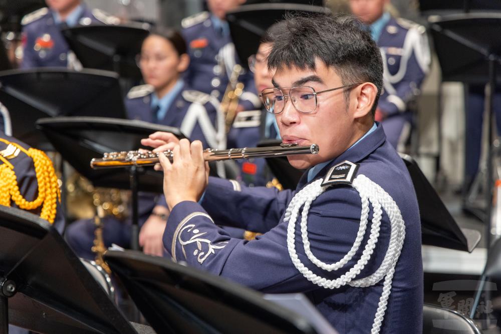 空軍軍樂隊官兵吹奏長笛，為樂曲帶來優美旋律。（青年日報提供）