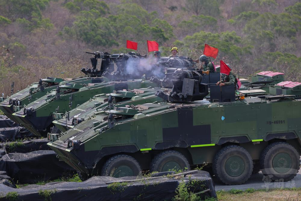 CM34裝步戰鬥車進行火力打擊。（軍聞社記者林澤廷攝）