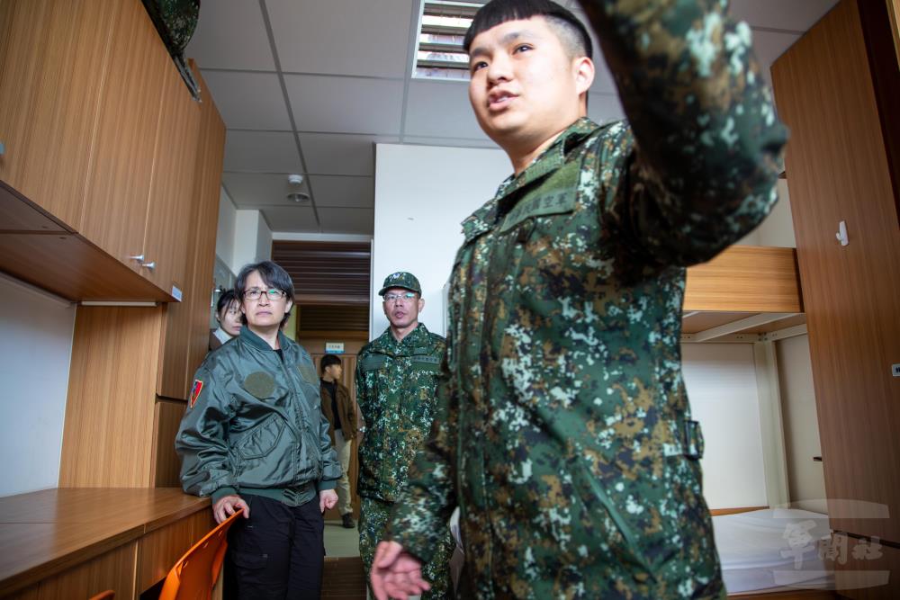 蕭副總統視導官兵生活環境。（軍聞社記者王進福攝）