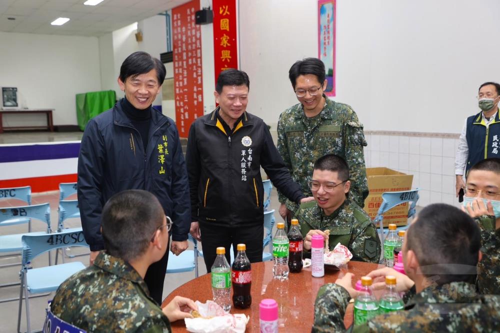 葉副市長率領市府團隊關心役男。（臺南市軍人服務站提供）