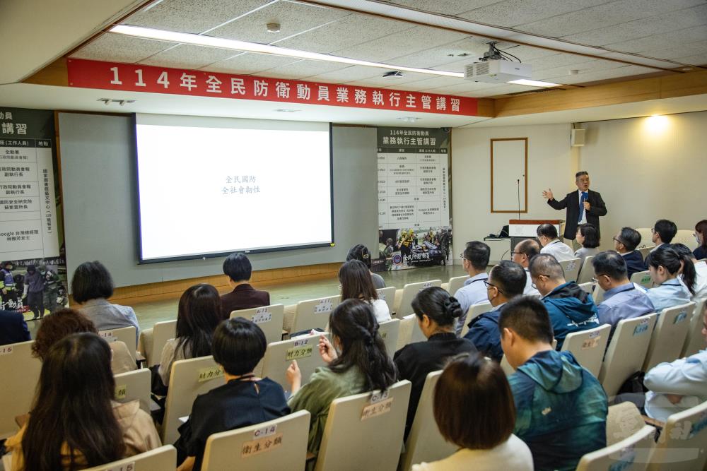 國防安全研究院蘇紫雲所長說明社會整體防衛能力與公共安全資源整合的重要性。（軍聞社記者王茗生攝）