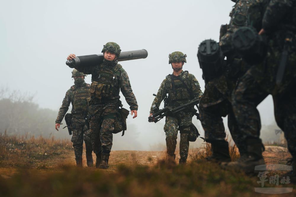 東引地區指揮部官兵進行射擊前整備。（軍聞社記者呂尚俞攝）