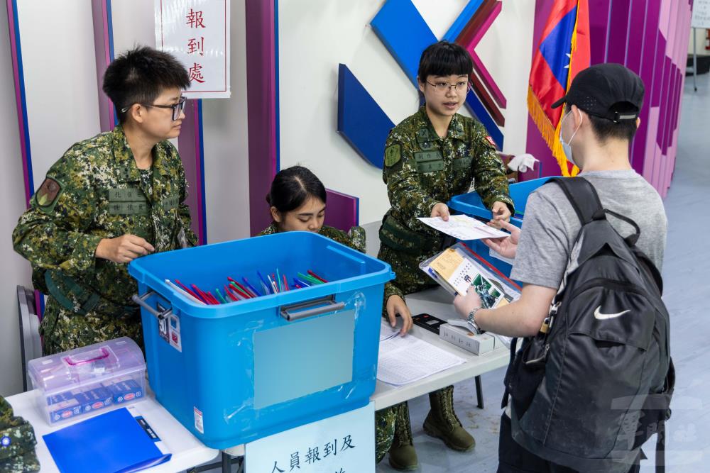 召員依編制分赴各營及指定地點報到。（軍聞社記者蔡枋澐攝）