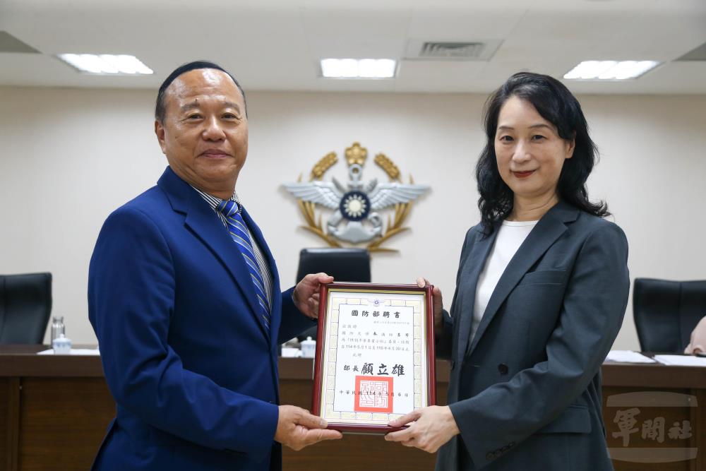柏副部長頒發委員聘書。（軍聞社記者侯凱議攝）