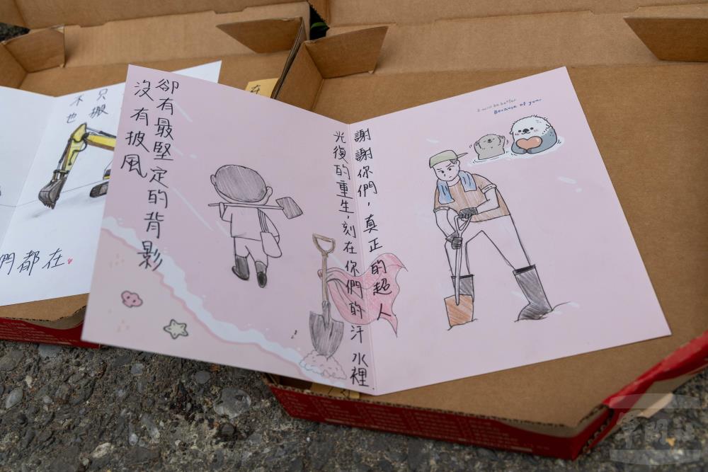 國軍官兵成為花蓮民眾堅實的靠山。（軍聞社記者蔡枋澐攝）