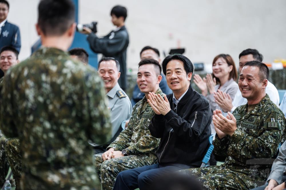 賴總統聆聽官兵分享執行救災任務的經驗。（軍聞社記者陳彥樺攝）