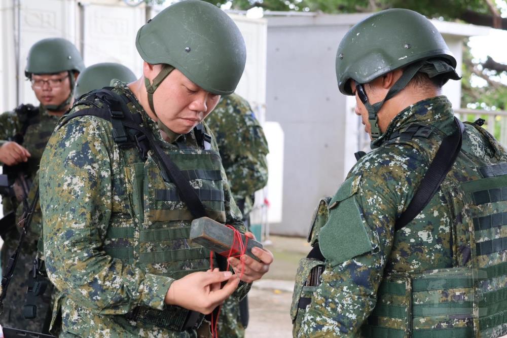 52工兵群戰工營教育召集課程涵蓋戰術位置部署、射擊訓練、阻絕設置及爆破基礎等工兵專長課目。（52工兵群提供）
