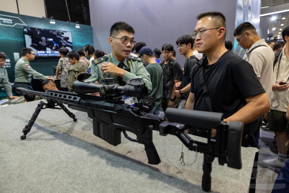 各式武器均安排解說員，讓民眾深入瞭解國防科研能量。（軍聞社記者蔡枋澐攝）