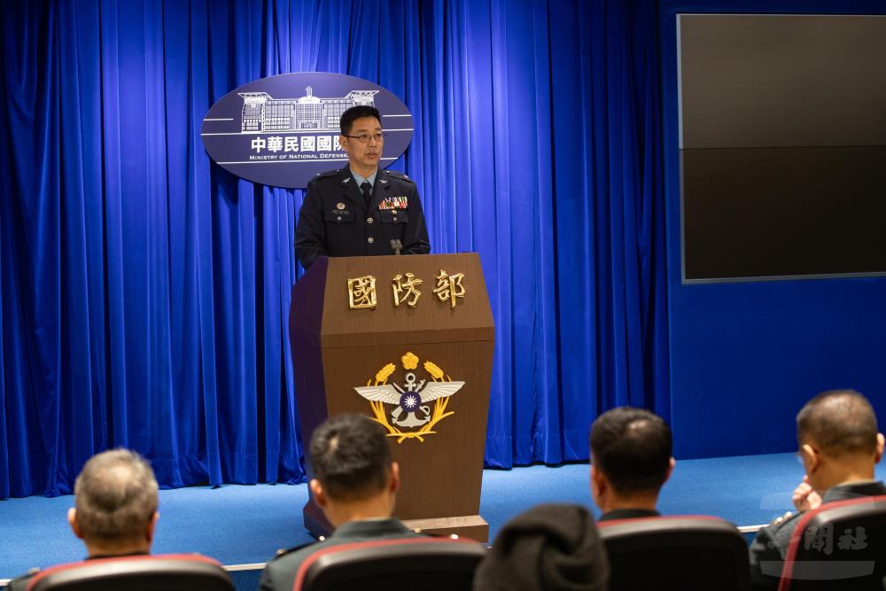 作計室聯合戰力整合處處長劉少將說明無人系統建案。（軍聞社記者王茗生攝）