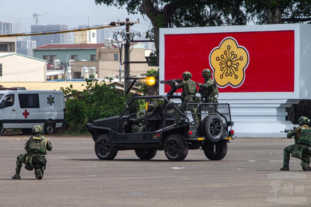 特戰官兵駕駛特戰突擊車逐步清剿假想敵。（軍聞社記者尤昱翔攝）