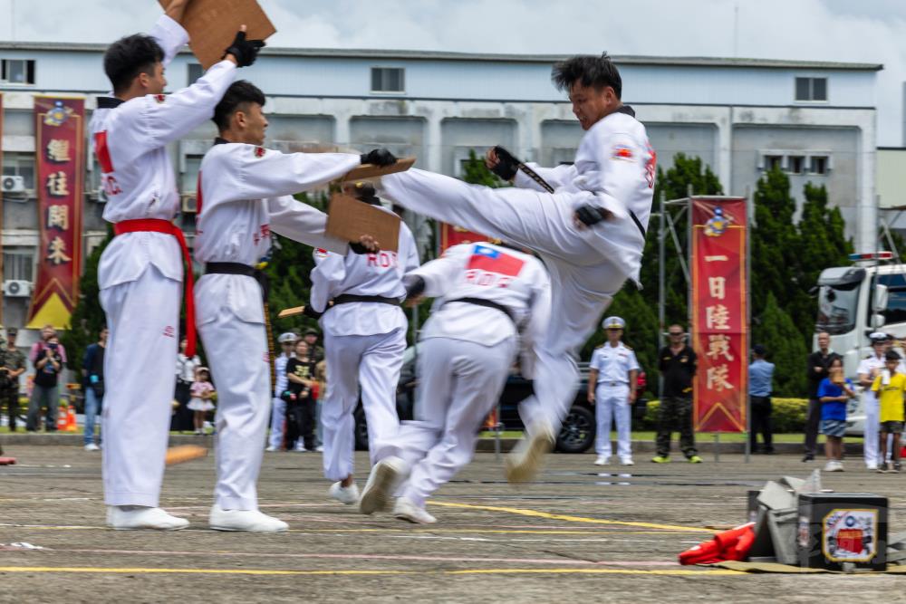 海軍陸戰隊莒拳隊，實施莒拳道擊破操演。（軍聞社記者蔡枋澐攝）
