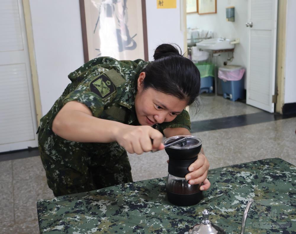 官兵親手研磨咖啡豆，體驗咖啡帶來的香氣與療癒感。（砲訓部提供）
