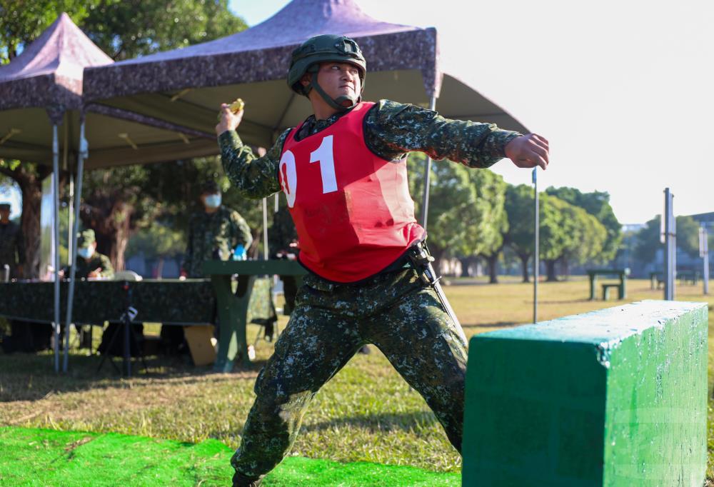 蘭指部官兵測驗「手榴彈野戰投擲」項目。（蘭指部提供）