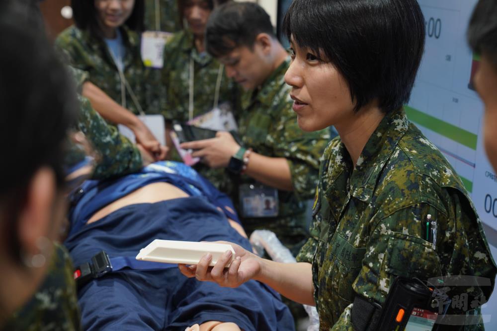 衛訓中心教官講解高階假人相關部件。（軍聞社記者侯凱議攝）