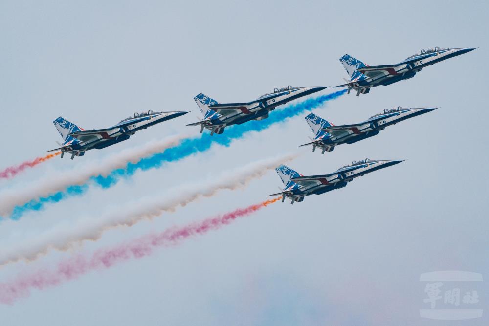AJT型機以五機大雁隊形飛越觀禮台上空。(軍聞社記者陳彥樺攝) AJT型機以五機大雁隊形飛越觀禮台上空。(軍聞社記者陳彥樺攝)