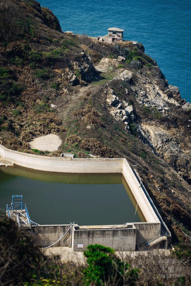水庫為莒光38據點拆除後興建，周圍仍可見其它據點遍佈。（軍聞社記者吳東昇攝）