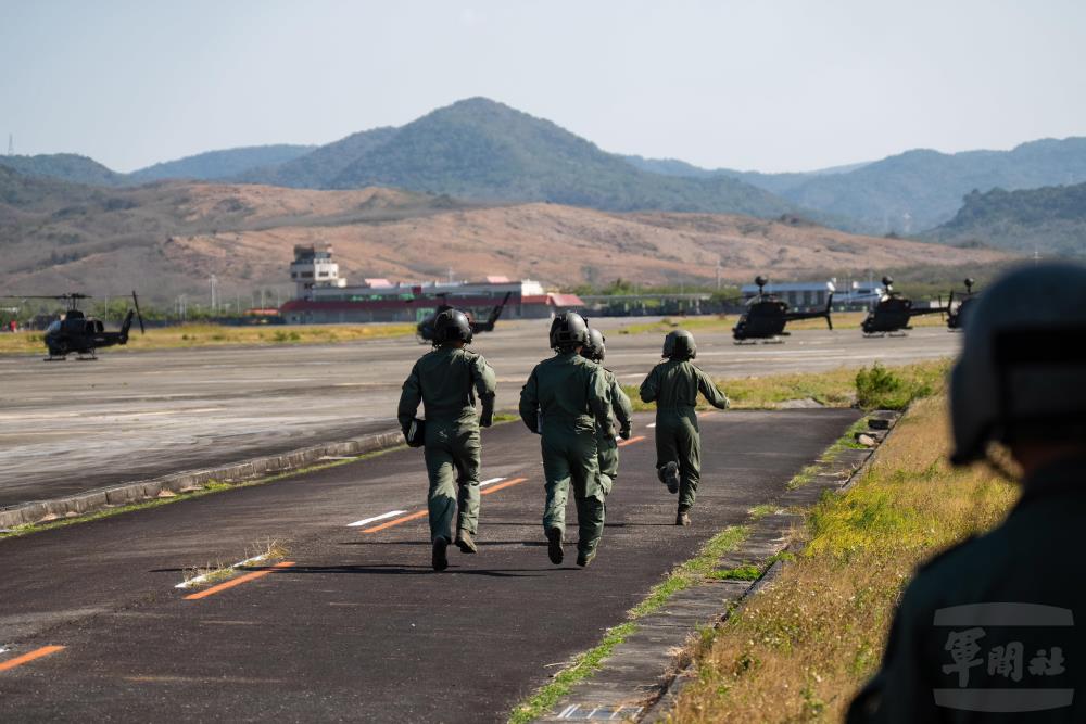 飛官收獲命令，迅速奔跑上備炸區，與前一批飛官進行換手程序。（軍聞社記者林庭暉攝）
