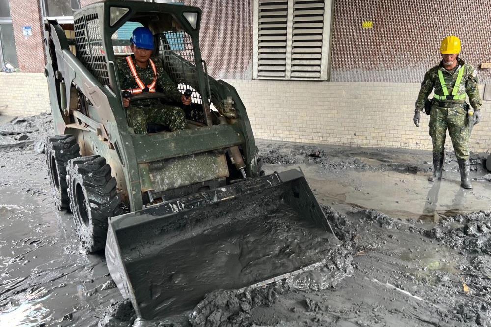 52工兵群投入災區執行道路清淤作業。（第五作戰區提供）