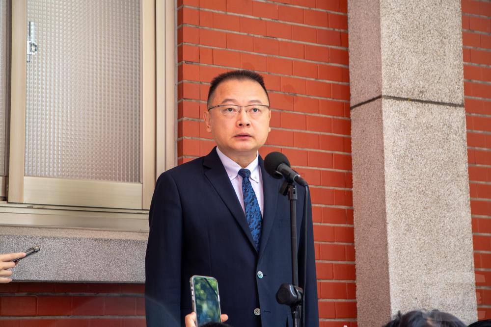 國防部政務辦公室主任兼發言人孫立方中將於立法院回應媒體提問。（軍聞社記者王進福攝）