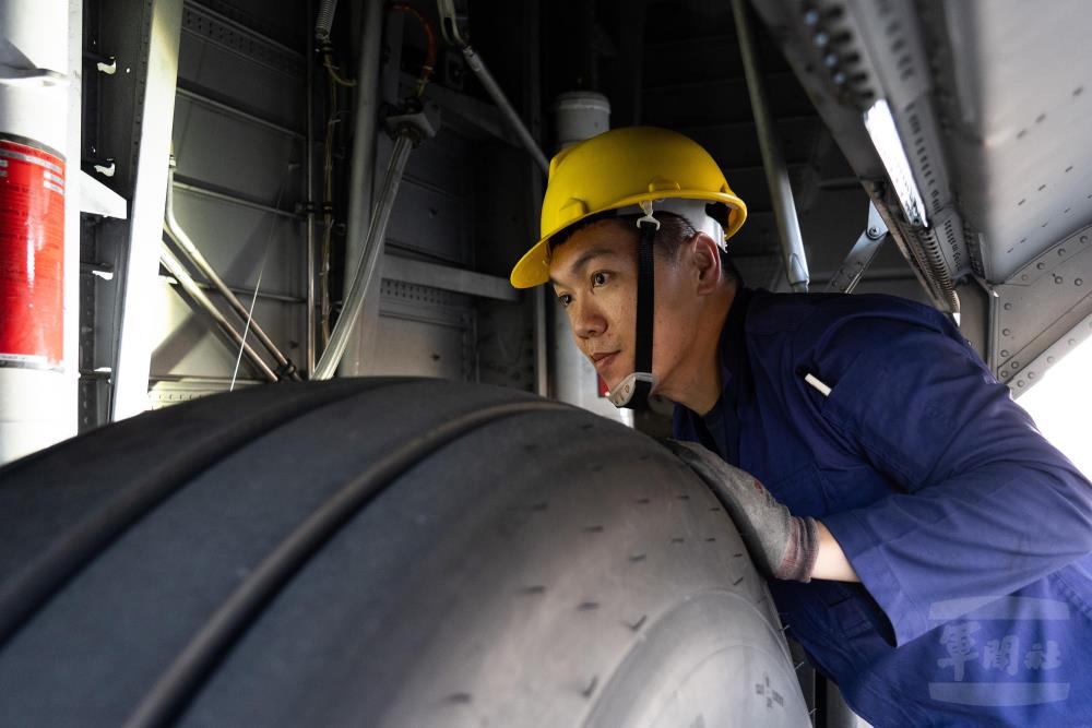 地勤人員仔細檢查，確保飛行任務順利。（軍聞社記者林庭暉攝）