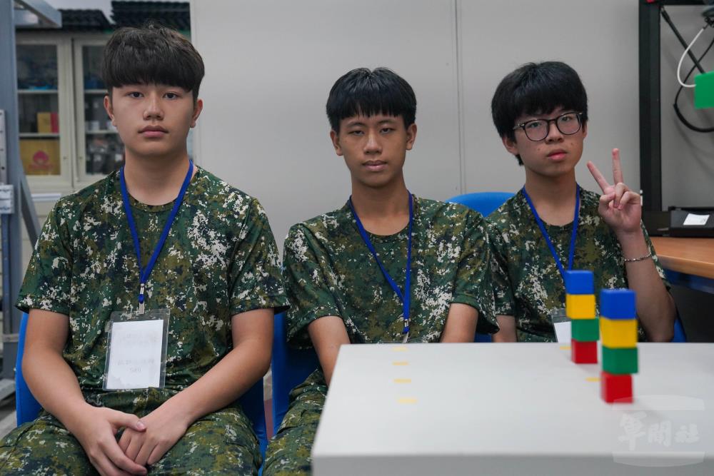 國科營學員通力合作，順利完成積木堆疊。（軍聞社記者侯凱議攝）