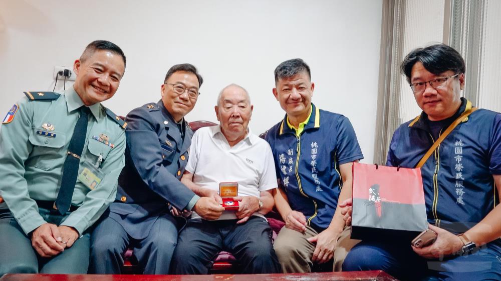 張副司令與蔣在如先進合影留念。（軍聞社記者吳東昇攝）