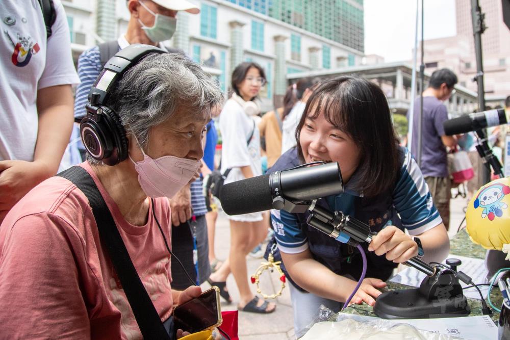 漢聲廣播電臺行動錄音室體驗。（軍聞社記者王進福攝）