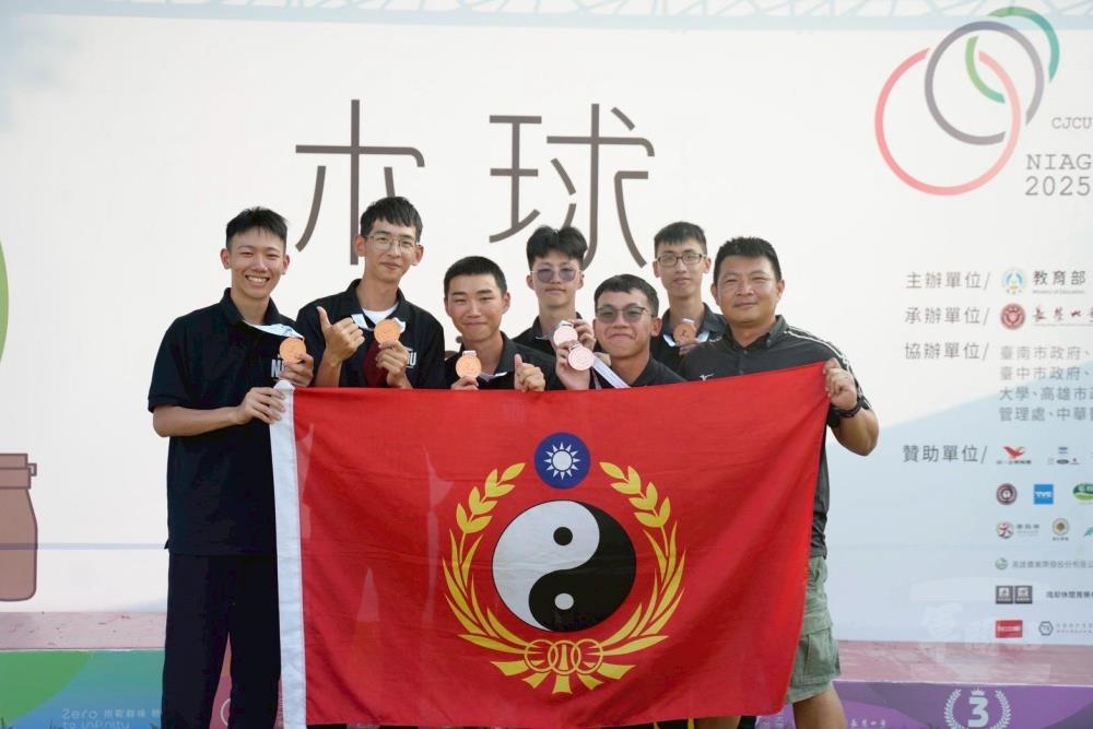 國防大學理工學院木球隊獲男團體桿數賽銅牌。（國防大學提供）