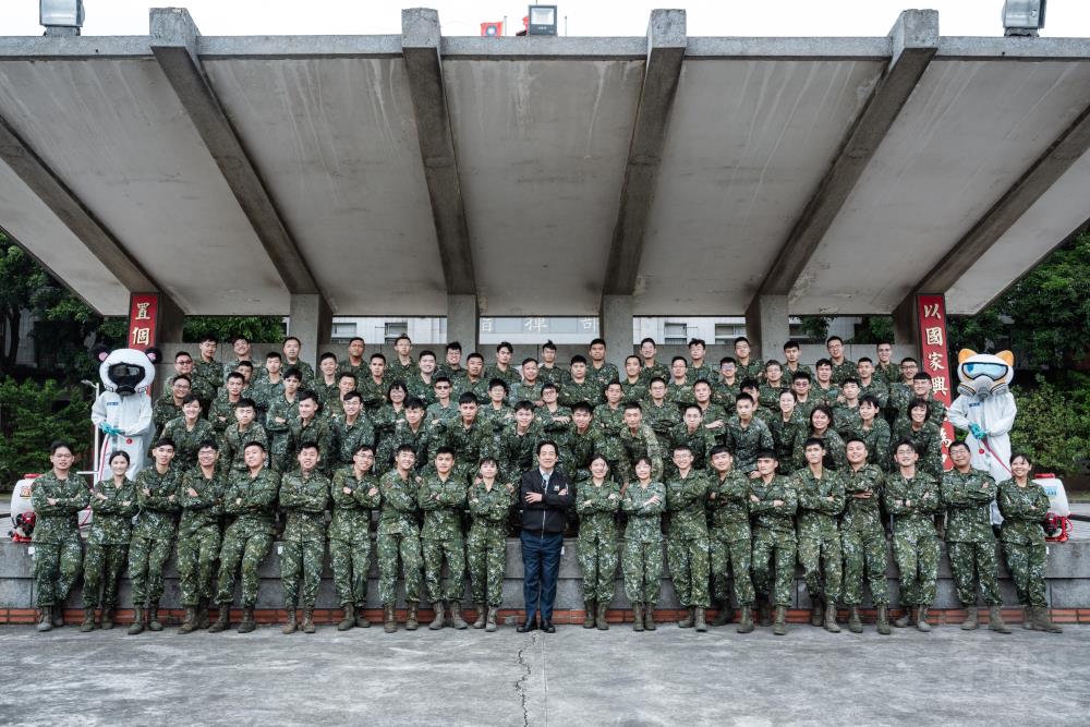賴總統與救災部隊官兵合影留念。（軍聞社記者陳彥樺攝）