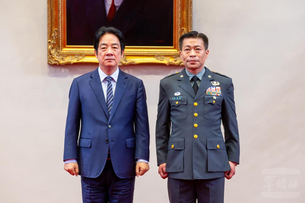 賴總統與郝少將合影。（軍聞社記者王進福攝）
