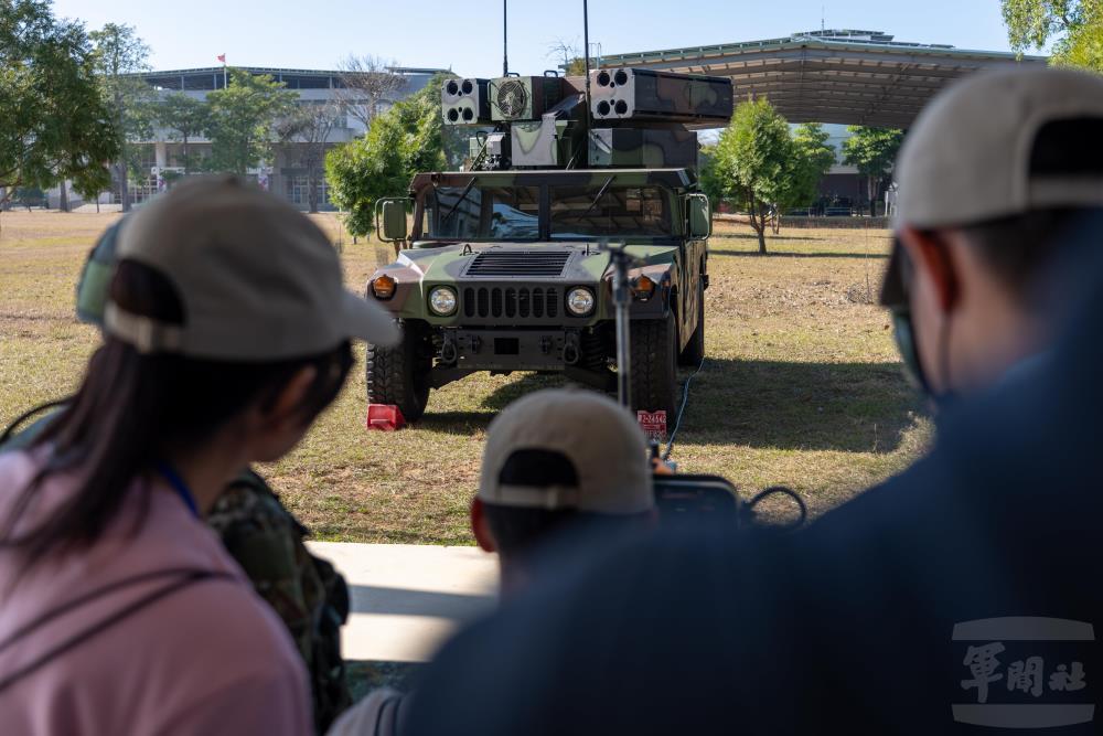 單位特別安排「復仇者飛彈模擬器」操作體驗。（軍聞社記者吳東昇攝）