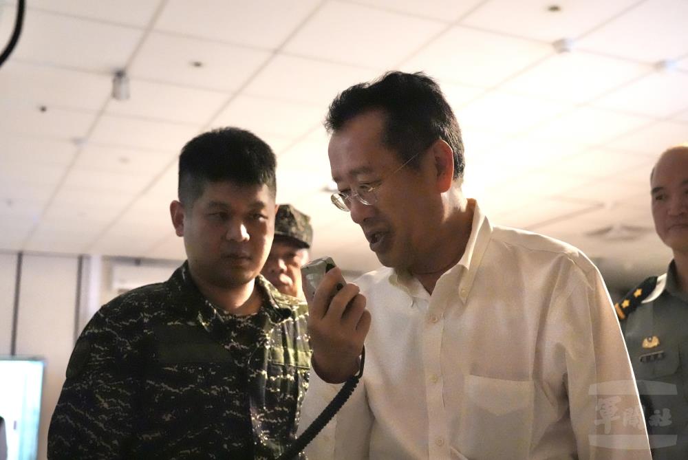 顧部長與子儀軍艦通話。（軍聞社記者呂尚俞攝）