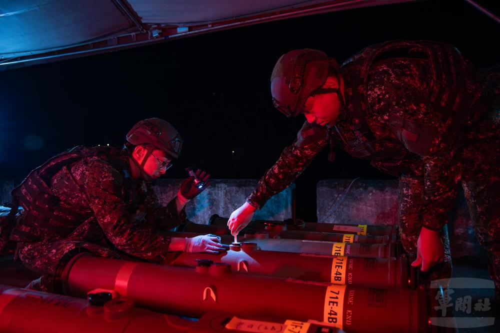 官兵實施拖式飛彈彈檢。（軍聞社記者吳柏融攝）