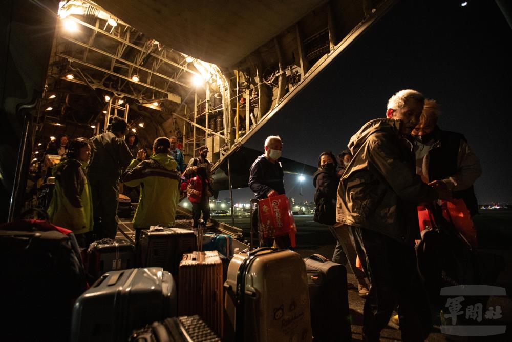 空軍官兵協助疏運任務。（軍聞社記者王茗生攝）