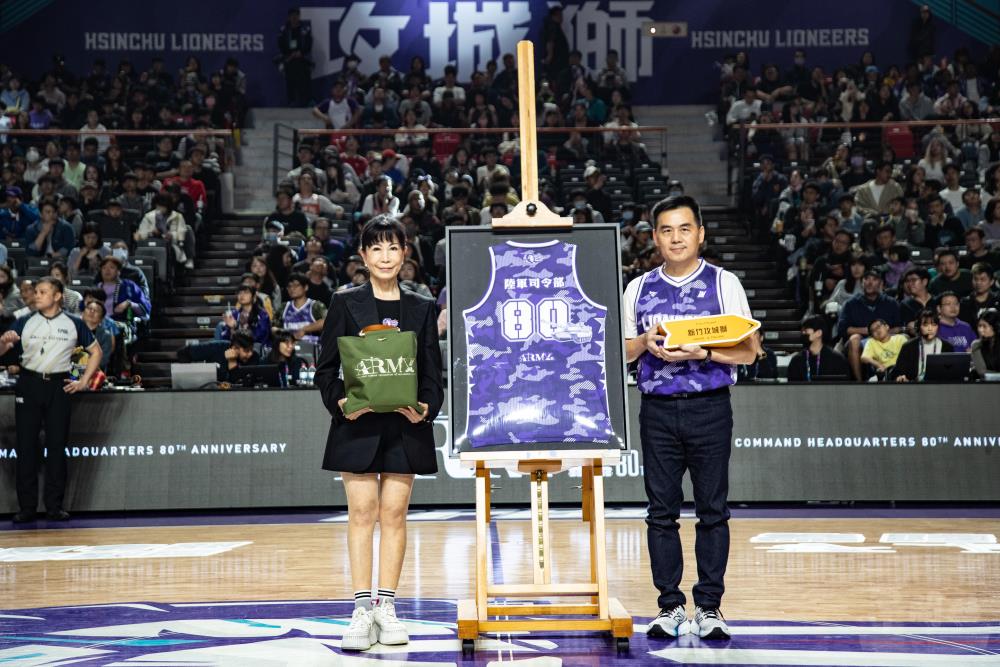 攻城獅球團董事長陳美玲賽前致贈陸軍80週年部慶紀念球衣。（軍聞社記者王茗生攝）