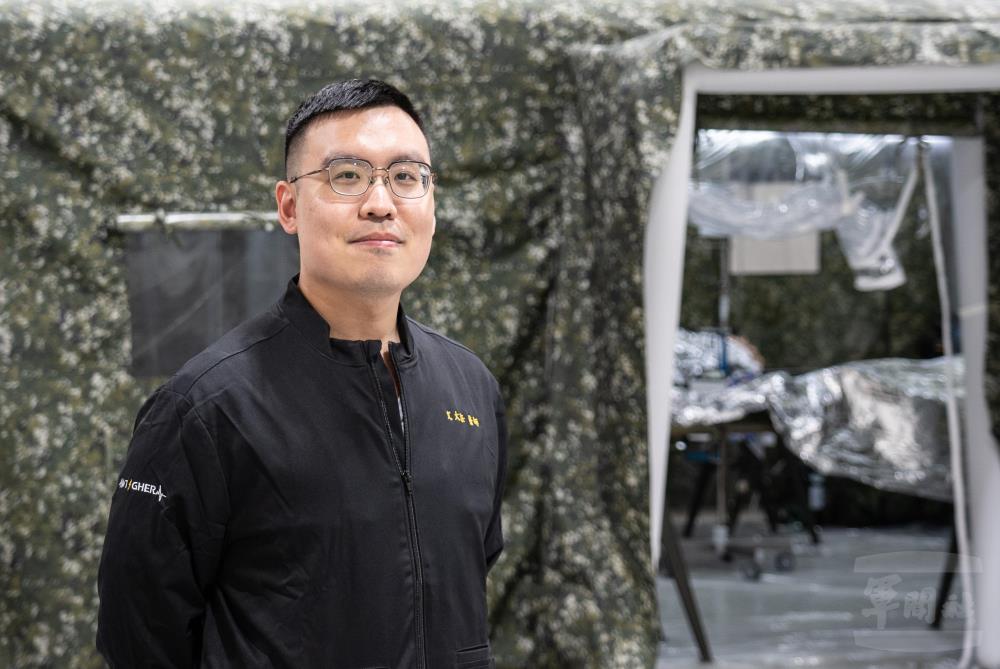 急診醫學部文大任醫師強調，FRSD的設計邏輯就是將醫院的「止血能力」（手術）前推到致傷點與醫院的中間。（軍聞社記者呂尚俞攝）