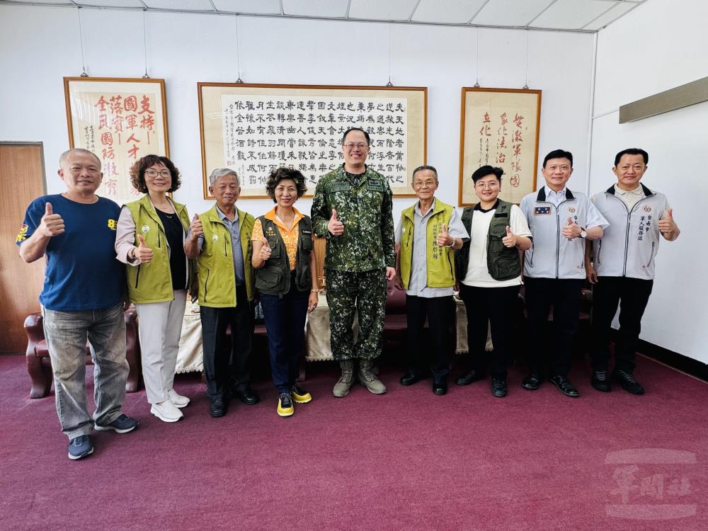 敬軍團與官兵合影。（臺南軍人服務站提供）