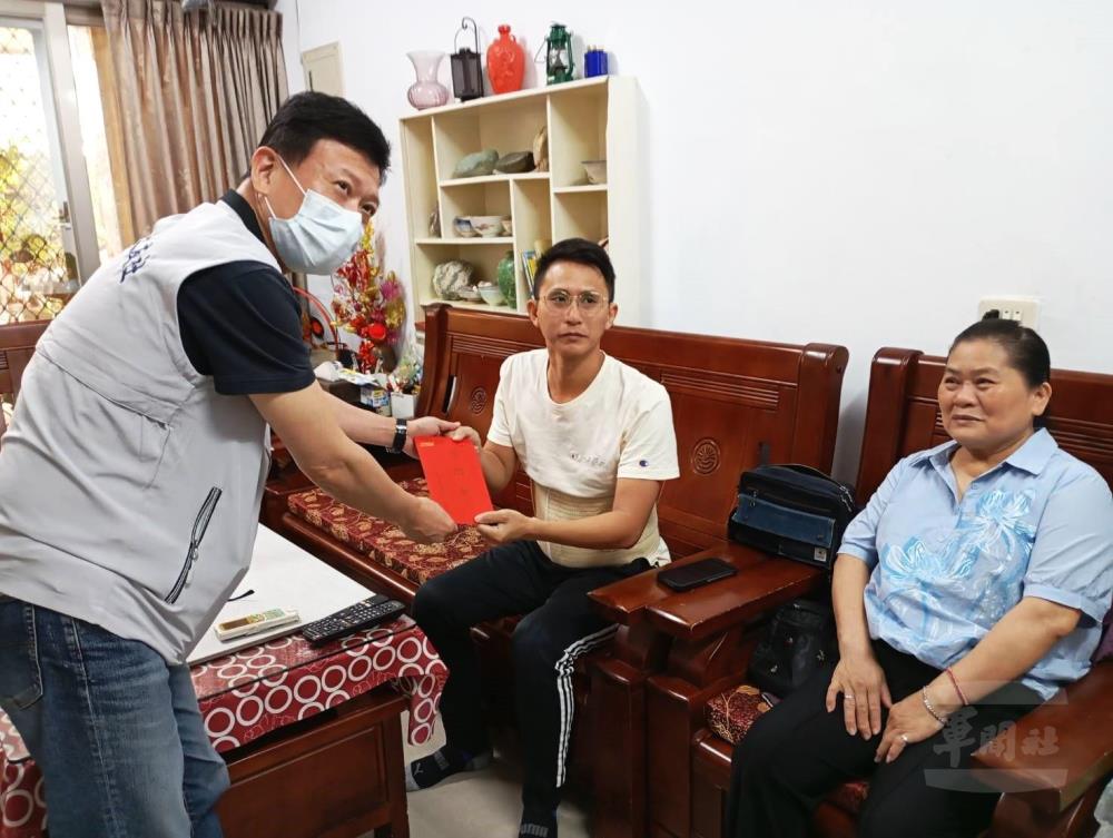 臺南市軍人服務站慰問捐肝救父官兵