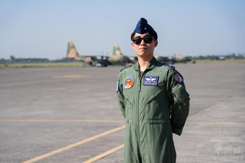 副駕駛鍾少校表示，聽到民眾的感謝，便會覺得付出都是值得的。（軍聞社記者林庭暉攝）