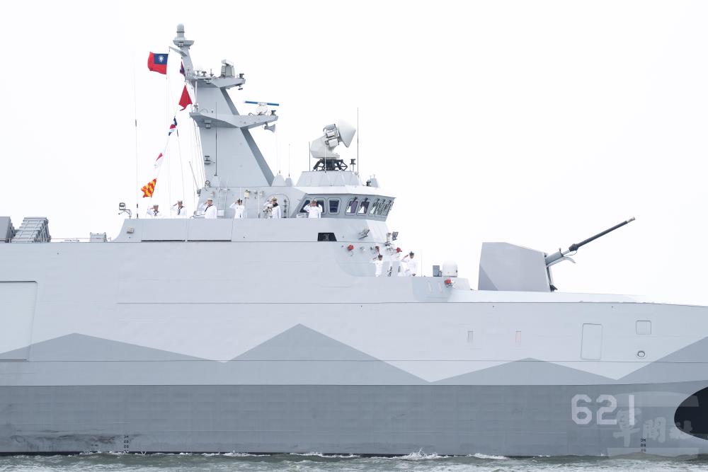 旭江軍艦進行動態展示，官兵向總統敬禮致敬。（軍聞社記者林庭暉攝）
