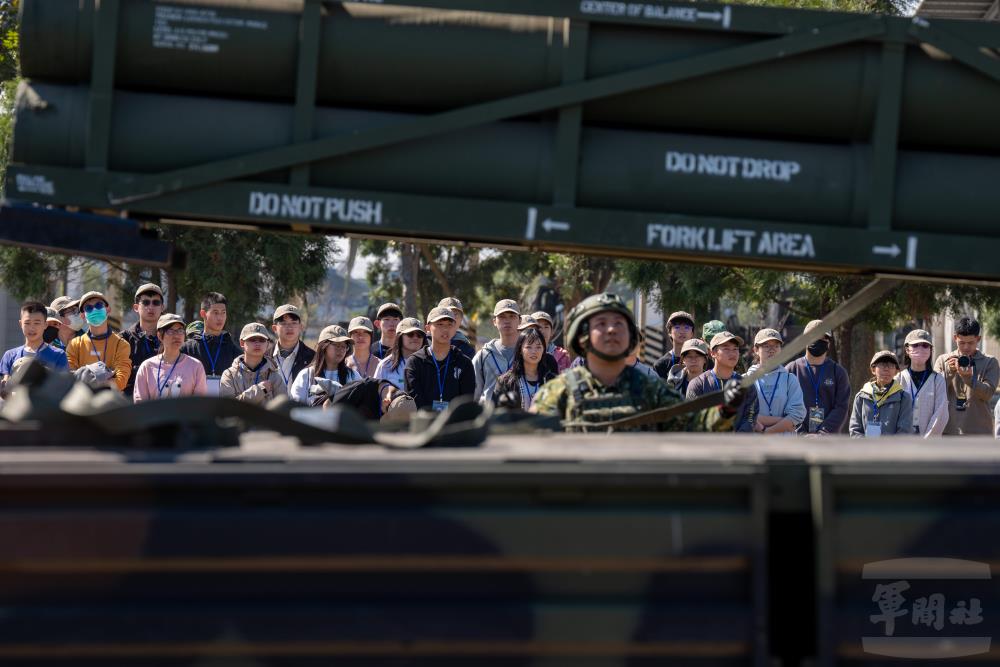 學員們屏氣凝神，觀摩海馬士多管火箭系統「彈藥裝卸」的作業流程。（軍聞社記者吳東昇攝）