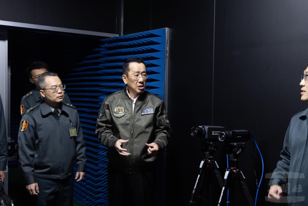 顧部長視導規格鑑測中心。（軍聞社記者吳柏融攝）