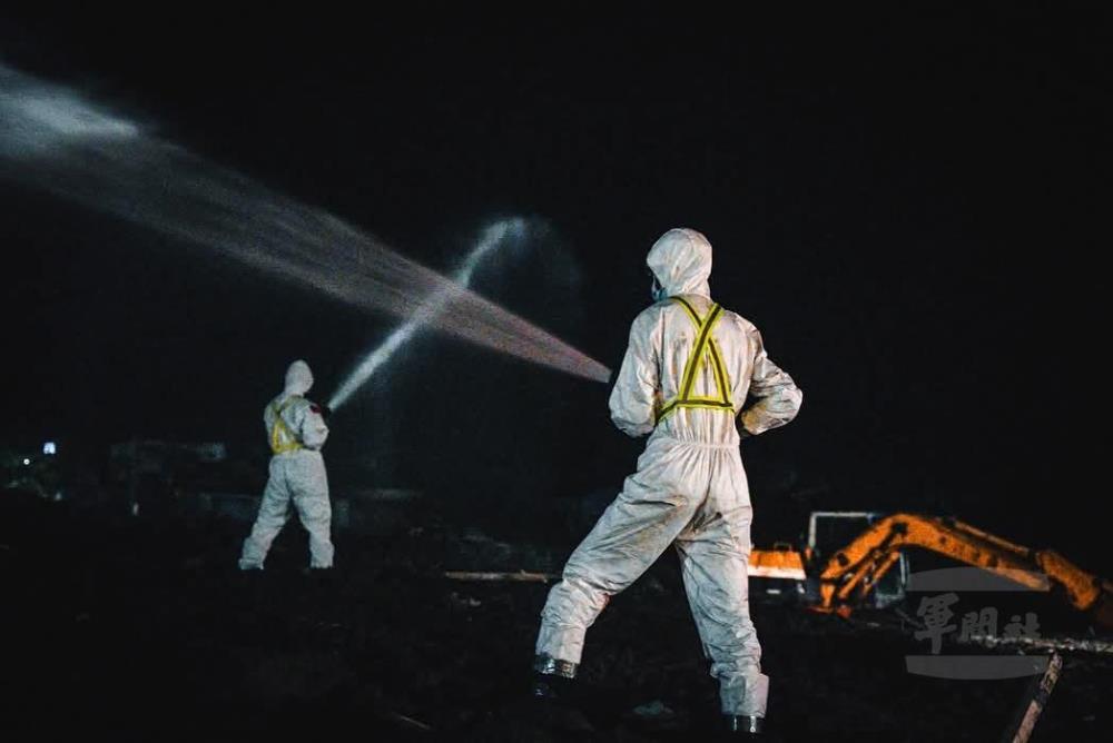 官兵分秒必爭，持續執行救災任務。（軍聞社記者劉哲宇攝）